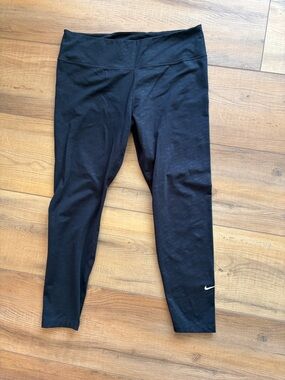 Nike Wonen's Black Performance Leggings with Subtle Swoosh